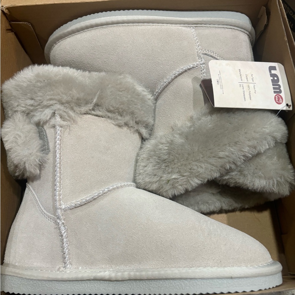 Lamo sheepskin leather boots new in box size 5Y